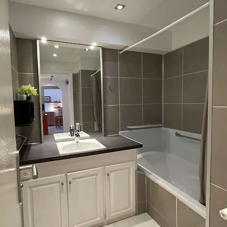 Apartament T2 Avec Terrasse, Climatise, Centre-ville Antibes, Proche Et Commerces - Fr-1-252-177